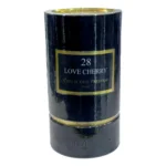 Le Parfum Love Cherry Collection Privée s’ouvre sur une explosion de cerise juteuse et sucrée, apportant une touche fruitée et délicieuse. Ce cœur enivrant est sublimé par un bouquet floral raffiné, enveloppé de notes chaudes et boisées qui laissent un sillage sensuel et irrésistible.