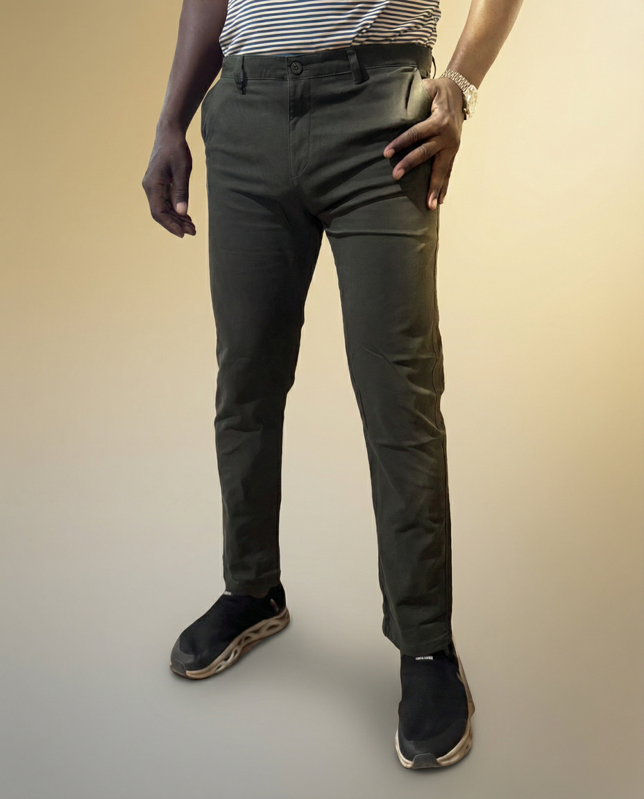 ultra-realistic-premium-men-s-fashion-pr_PhxhFttoS0Wqg6HZqPVMtA_JsXcROULRoeL7uHaGNRQdQ_hd Pack de 6 Pantalons Kaki Homme Teddy Scares